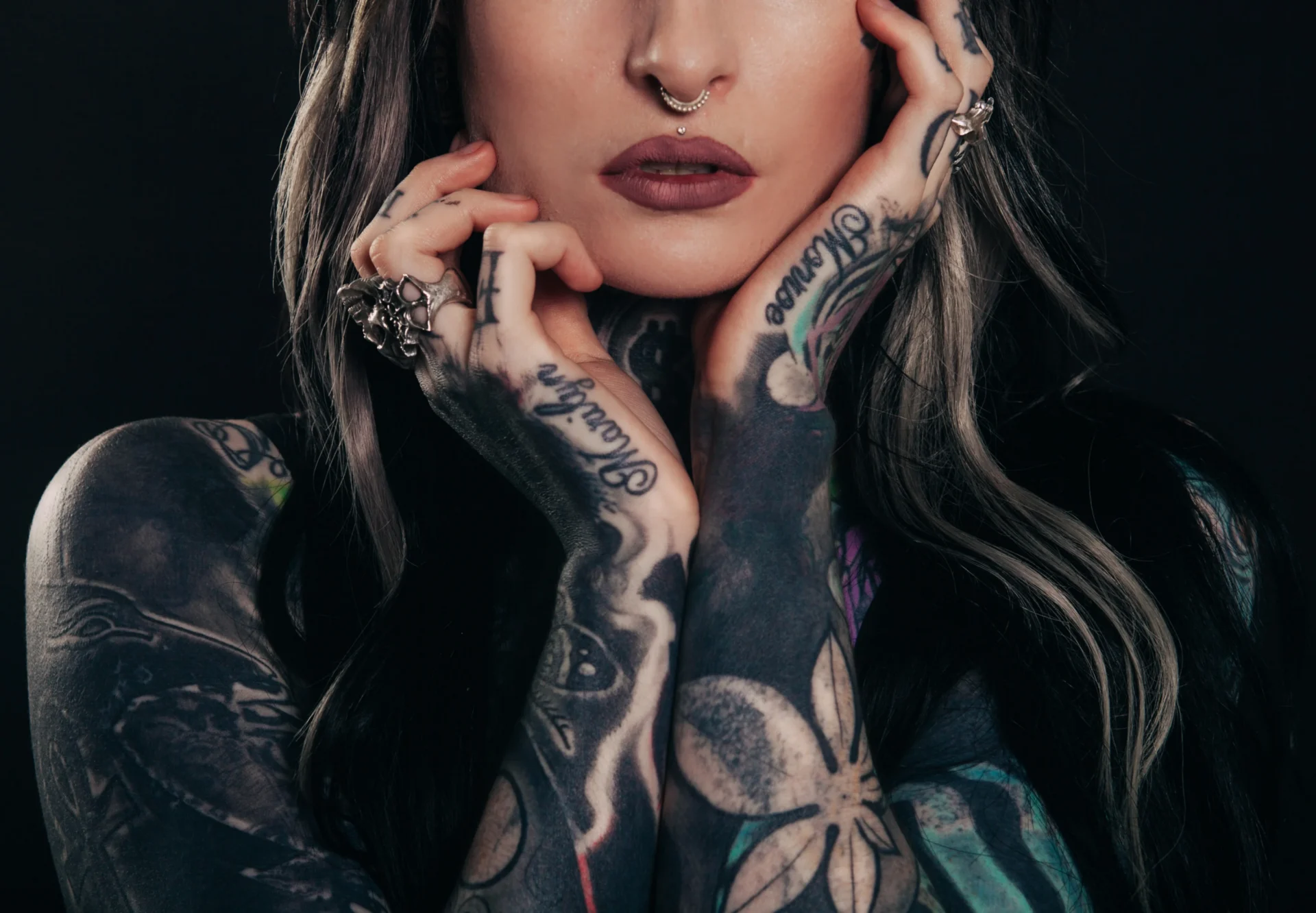Piercings d'oreille et tatouage de cou, illustration des soins couverts par la formation